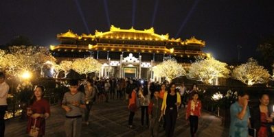 Dừng đón khách tham quan Đại Nội về đêm