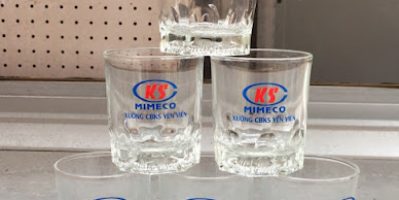 10 mẫu in logo lên cốc thủy tinh rẻ và đẹp – xưởng in Minh Châu
