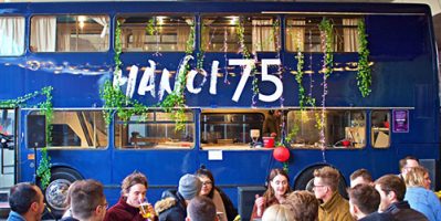 Tiệm Bánh Mì Việt Trong Xe Buýt Hai Tầng Ở Anh