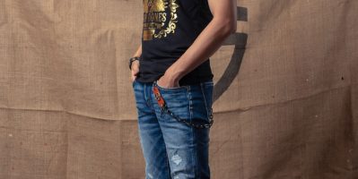 Quần jean rách nam bền màu khi ngâm vào chậu nước muối và dấm