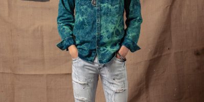 Phối quần jean nam rách với các kiểu áo khác nhau