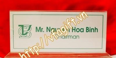 làm biển hiệu bằng đồng,biển tên để bàn gỗ đồng,sản xuất biển chức danh để bàn giá rẻ