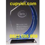 Dại chỉ cung cấp kỷ niệm chương pha lê, làm cúp pha lê, hặn giấy pha le, quà tặng pha lê