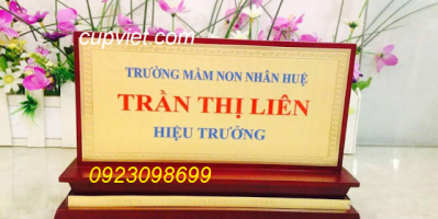 nhận làm biển chức danh, cung cấp biển tên để bàn hai mặt, biển chức vụ