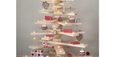 Trang trí cây thông bằng đèn gỗ