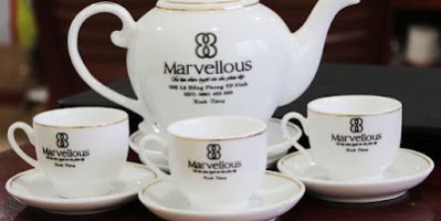 In logo lên bộ ấm chén làm quà tặng cho khách hàng