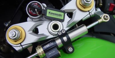 Có nên gắn trợ lực tay lái cho xe máy không? Tác dụng ra sao?