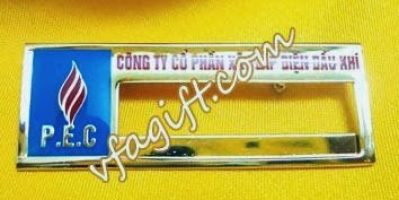 nơi làm biển tên đeo áo,làm thẻ tên nhân viên,in logo giá rẻ