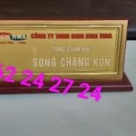 cửa hàng bán biển chức danh cán bộ văn phòng, làm biển tên cầu đúc đồng