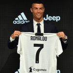 Kình địch của MU thâu tóm Ronaldo với mức giá không tưởng