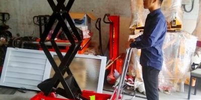 Xe nâng mặt bàn 500kg cao 1.5 mét