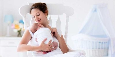 Cách giữ ngực không bị chảy xệ khi cho con bú