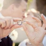 Nữ đeo nhẫn cưới tay nào là hợp thời trang và chuẩn xác nhất?