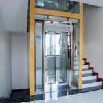 Ưu điểm và nhược điểm khi Bố trí thang máy ở giữa cầu thang bộ