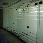 Vì sao nên lắp đặt vách ngăn kính cường lực cho văn phòng?