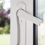 Hướng dẫn chi tiết cách thay ổ khóa cửa nhựa lõi thép tại nhà đơn giản