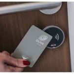 Khóa thẻ từ khách sạn ưu và nhược điểm của loại khóa này là gì?