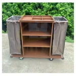 Những vật dụng cần thiết nào không thể thiếu trên xe đẩy làm phòng khách sạn?