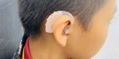 Nghe kém ảnh hưởng như thế nào đến sự phát triển của trẻ em?