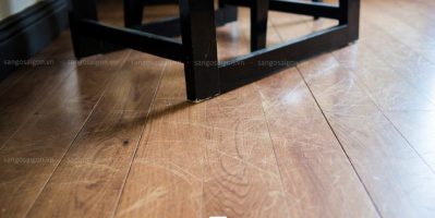 Sàn gỗ tự nhiên có dễ trầy xước không so với sàn khác?