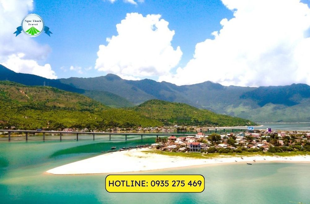 Bãi biển Làng Vân – Vẻ đẹp hoang sơ dưới chân đèo Hải Vân