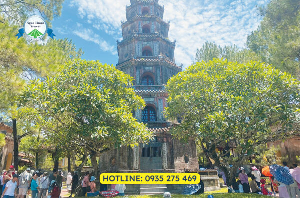 Một ngày chậm rãi khám phá vẻ đẹp cổ kính của Huế