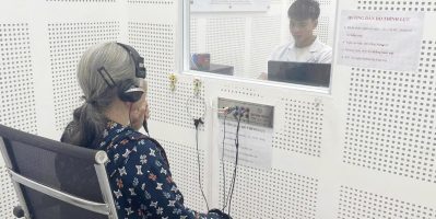Nghe kém hơn vì đeo máy trợ thính kém chất lượng