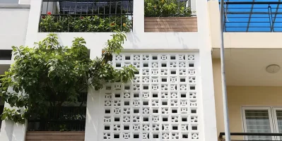 Ánh Sáng Nhảy Múa Qua Từng Ô Gạch Bông Gió