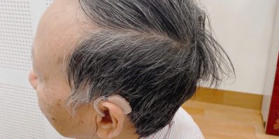 Vì sao nên đeo máy trợ thính 2 tai